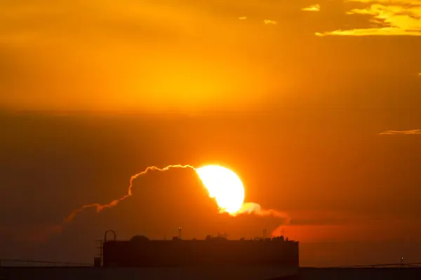 Puesta Sol Pone Nube Detrás Ciudad —  Fotos de Stock