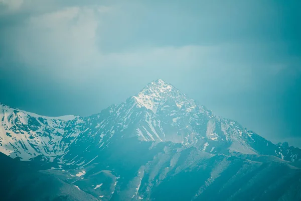 Wielkie Góry Pokryte Śniegiem — Zdjęcie stockowe