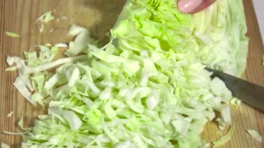 Lahana salata için kesilir.