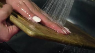 Mutfak tahtası suyla temizlenmiş.