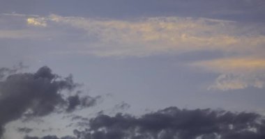 Akşamları bulutlar. Zaman aşımı