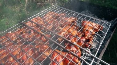 Kömür Kömürü Tavuk Barbeküsü