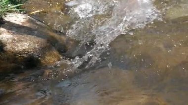 Kız avucunun içine su alıyor.