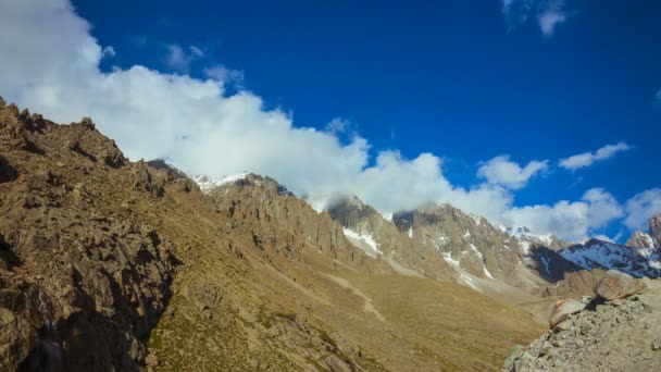 Timelapse Pohled Vrcholky Hor Které Pokrývají Mraky — Stock video