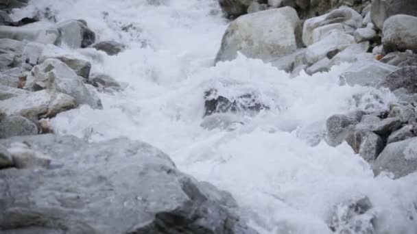 Dağ Suyundan Oluşan Fırtınalı Bir Nehir Büyük Kayaların Arasından Akıyor — Stok video