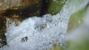 Buzul suları dağların yakınından akıyor.