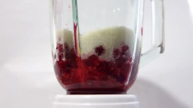 Frenk üzümü ve şeker karıştırıcı.