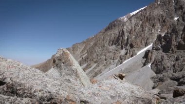 Buzlu kayalık dağların manzarası