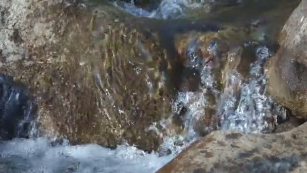 Água Glacial Flui Das Montanhas Através Das Rochas — Vídeo de Stock