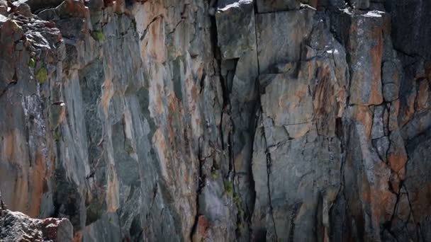 Wielkie Kamienie Spadają Góry Rozbijają Się Skały — Wideo stockowe