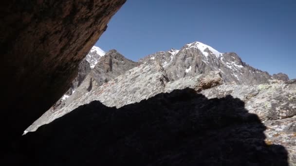 大きな石のために氷河の山の眺め — ストック動画