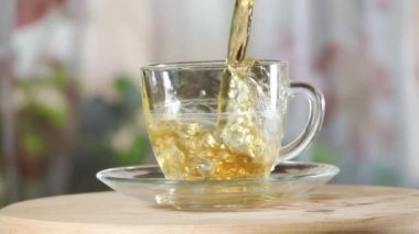 Yavaş çekimde fincana çay dök.