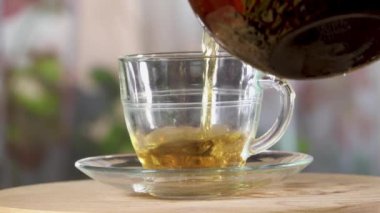 Kırmızı çay bardağa dökülür.