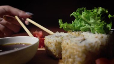 Soya sosuna batırılmış sushi.