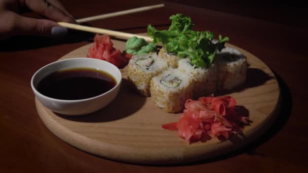 Sushi Sojasauce Getaucht — Stockvideo
