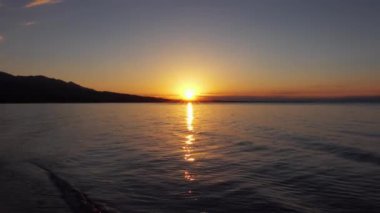 Gün batımında deniz manzarası