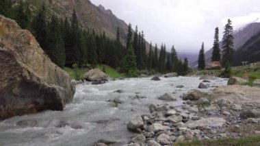 Geniş bir dağ nehri