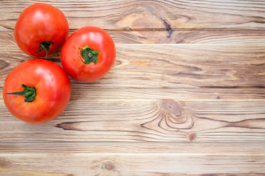 Üç kırmızı domates.