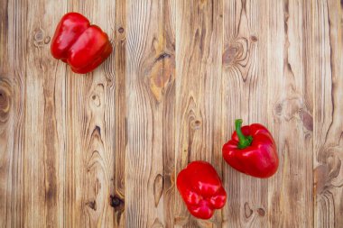 Üç dolmalık biber.