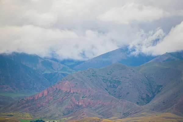 Nuvens Jazem Nas Montanhas — Fotografia de Stock