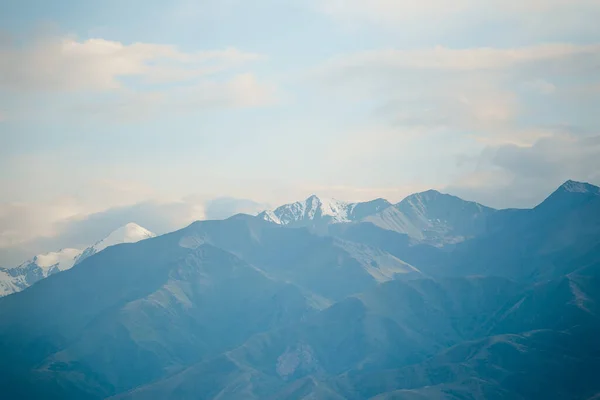 Szczyty Snowy Mountains — Zdjęcie stockowe
