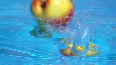 Suya düşen şeftaliler