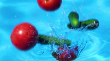 Suda domates ve salatalık.