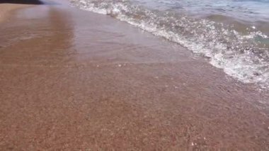 Dalgalar yavaş çekimde kuma gider