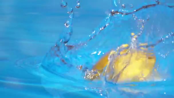 Limões Que Caem Água — Vídeo de Stock