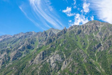 Kayaların güzel dağ manzarası