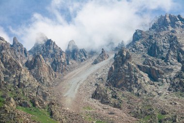 Bulutlarda kocaman kayalar