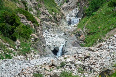 Küçük bir buzul akıntısı