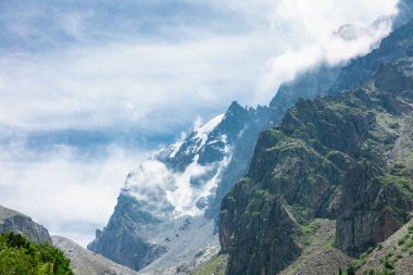 Dağlardaki buzulun manzarası