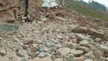 Dağ taşlarında adımlar