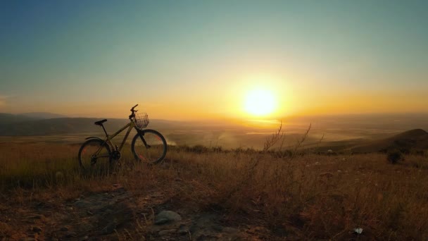 Schöner Sonnenuntergang Den Bergen Mit Dem Fahrrad — Stockvideo