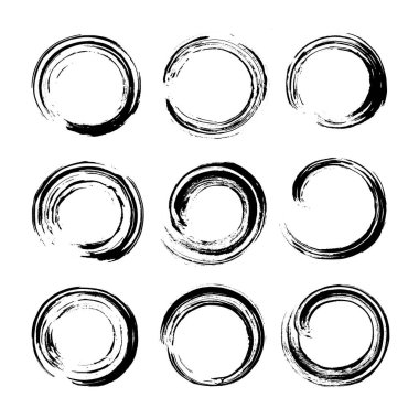 Bir dizi yuvarlak mürekkep darbesi. Şekil, çerçeve, arka plan beyaza izole edilmiş. Grunge kir, leke, sprey, damla lekesi sıçratır. Fırçayla elle çizilmiş