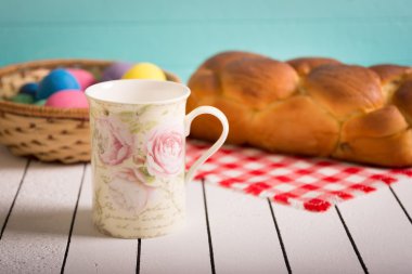 Boyalı Paskalya yumurta, lezzetli pasta ve ahşap arka plan üzerinde süt içmeye. Hayvanlar karşı şiddet olmadan çevre dostu malzeme