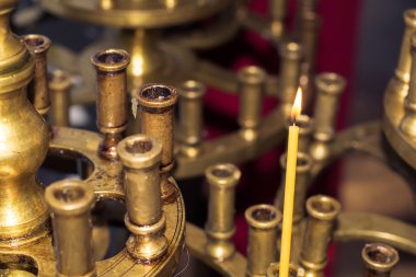 Tapınak için dua - yanan muma yumuşak kilise dramatik