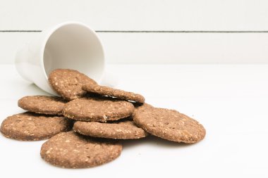 Lezzetli glutensiz bisküvi ve bir bardak süt için