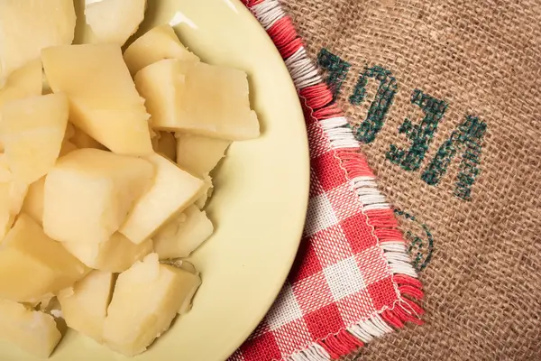Tasty baharatlar olmadan bir tabak patates haşlanmış