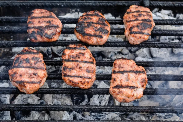 Barbecue dans la nature. Cuisson de boulettes de viande sur charbon de bois . — Photo