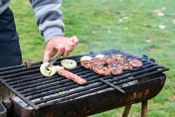 Barbecue extérieur. Hommes boulettes de viande cuites à la main sur le gril . — Photo