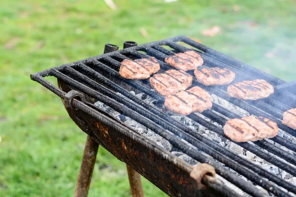 Barbecue dans la nature. Cuisson de boulettes de viande sur charbon de bois . — Photo