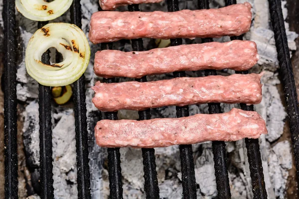 Barbecue dans la nature. Cuisson de boulettes de viande sur charbon de bois . — Photo