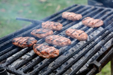 Barbekü doğada. Kömür üzerinde fırın köfte.