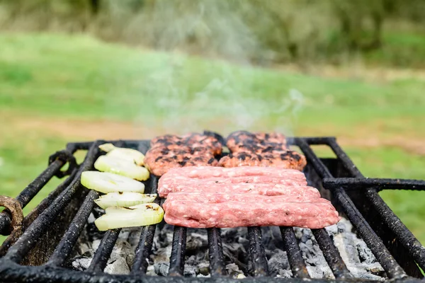 Barbecue dans la nature. Cuisson de boulettes de viande sur charbon de bois . — Photo