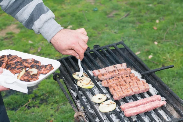 Barbecue dans la nature. Cuisson de boulettes de viande sur charbon de bois . — Photo