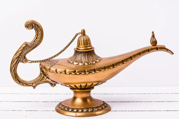 Aladdin sihirli lamba Beyaz ahşap zemin üzerinde
