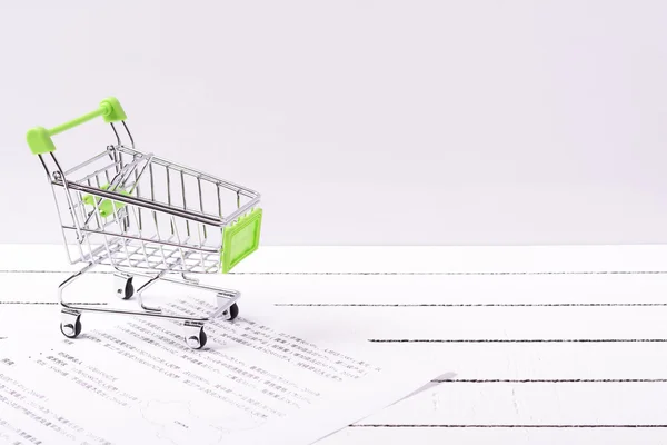 Küçük alışveriş sepeti ve bir oyuncak ayı. Oyuncak ya da çocuk fantezileri Satılık kavramsal görüntü