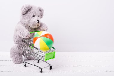Küçük alışveriş sepeti ve bir oyuncak ayı. Oyuncak ya da çocuk fantezileri Satılık kavramsal görüntü